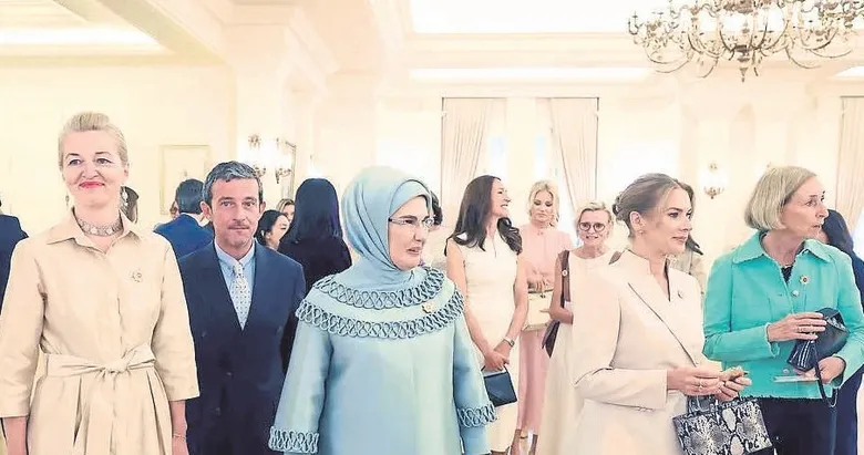 First ladylere Pekkan sürprizi