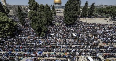 İsrail’in kısıtlamalarına rağmen 45 bin Müslüman Mescid-i Aksa’da cuma namazı kıldı