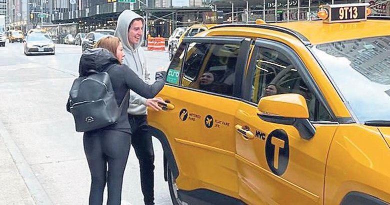 Firari anne ve oğlu için kırmızı bülten