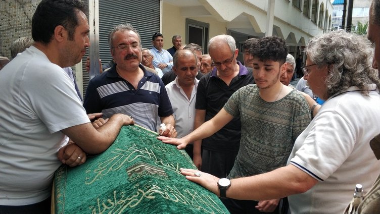 Oğlu öldürülen kaymakam gözyaşlarına engel olamadı