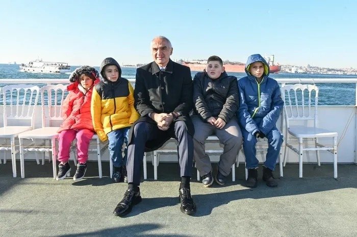 hayalleri-istanbulu-gormekti-bakan-ersoy-o-cocuklarla-bulustu-1768035158661.jpeg