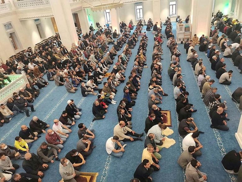 İzmir’de bayram namazı! Vatandaşlar camilere akın etti