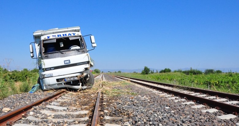 Kontrolden çıkarak tren raylarına girdi!