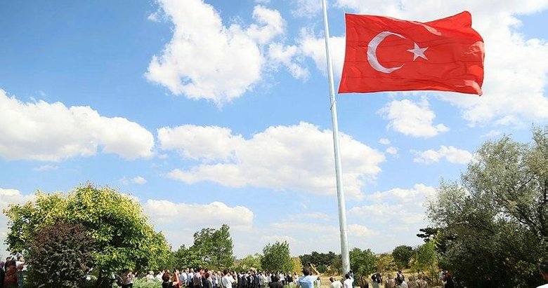 Dumlupınar’da dev Türk bayrağı göndere çekildi