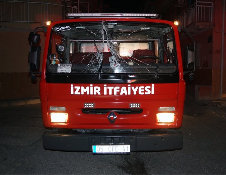 İzmir’de uçan çatı, itfaiye aracının üzerine devrildi