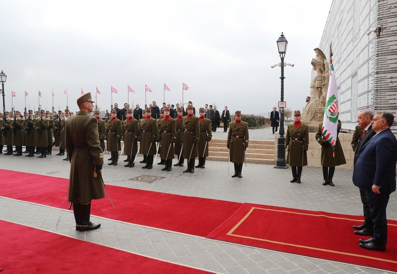 Cumhurbaşkanı Erdoğan, Macaristan’da resmi törenle karşılandı