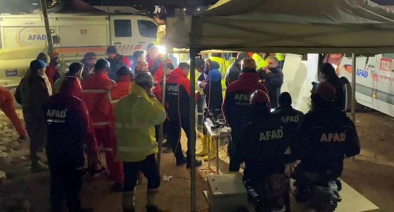 Erzincan’daki toprak kaymasında son durum! Yüzlerce personel 9 işçiyi kurtarmak için zamanla yarışıyor