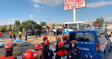 Hafriyat kamyonunun çarptığı midibüs takla attı, 2 ölü, 25 yaralı