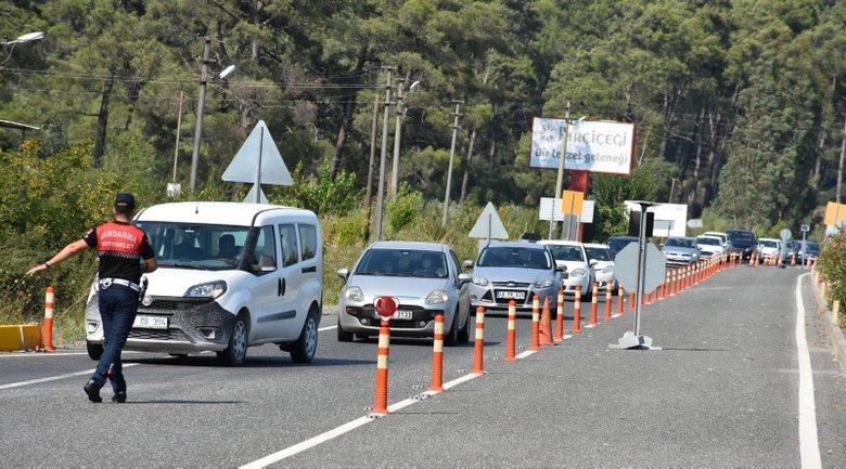 Ege’de bayram yoğunluğu! Marmaris ve Datça’ya geçiş noktasında kontroller arttı