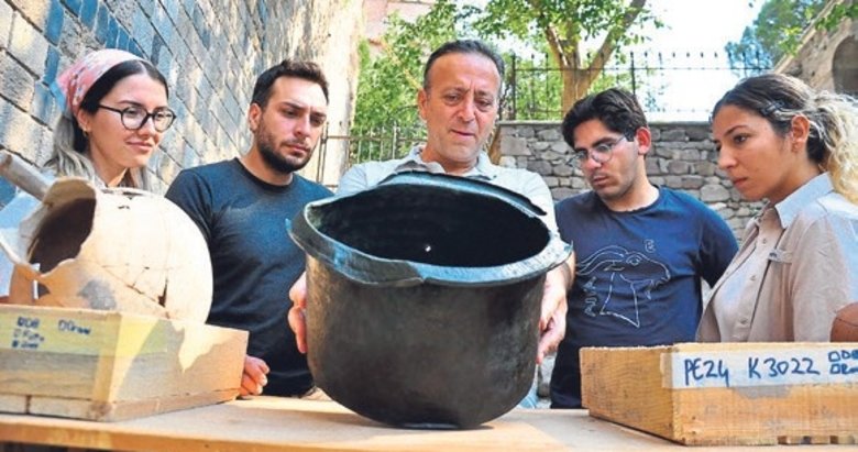 Bergama’da 1400 yıllık bronz kazan bulundu
