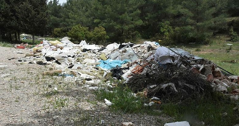 Bornova’dan skandal görüntüler! Ormanı çöplüğe çevirdiler