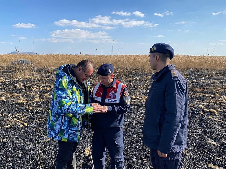 Eber Gölü’ndeki sazlık yangınına havadan müdahale ediliyor