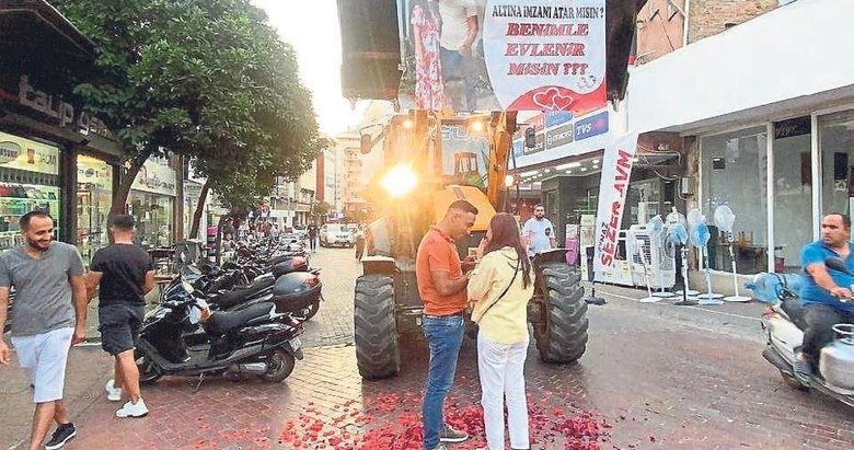 Kepçe operatörü gençten sevgiliye kepçeyle gül!