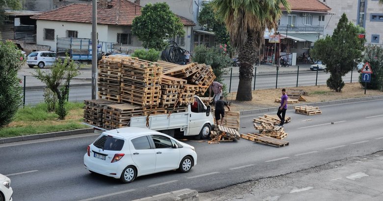 Aydın karayolunda faciaya ramak kala! Ahşap paletler yola saçıldı