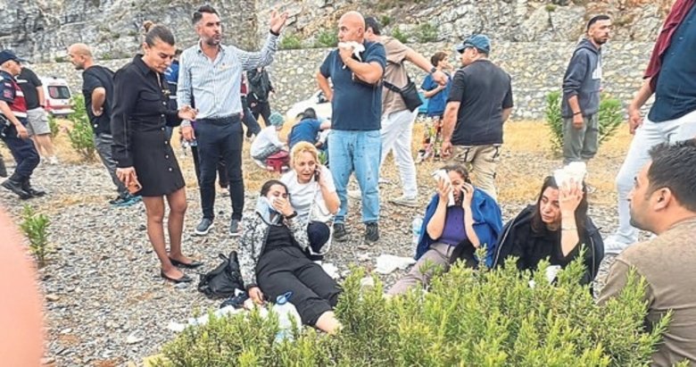 Servis aracıyla otomobil çarpıştı: 16 kişi yaralandı