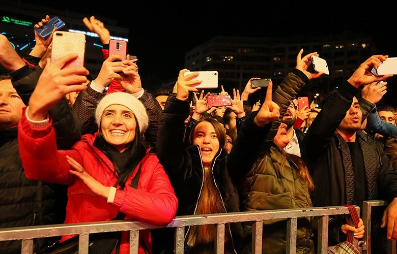 İzmirliler yeni yıla Cumhuriyet Meydanı’ndaki kutlamalarla girdi