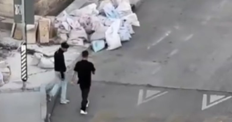 İzmir’deki AVM’de bıçaklı saldırı: İki çocuk güvenlik görevlisini yaraladı