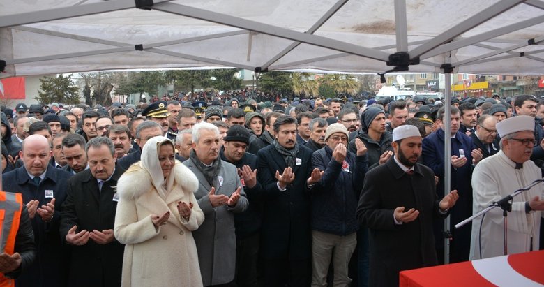 İYİ Partili vekil, şehit cenazesinde hem güldü hem poz verdi