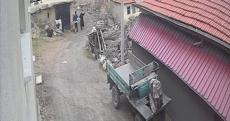 Afyonkarahisar’da sokak ortasında eşini dakikalarca darp etti