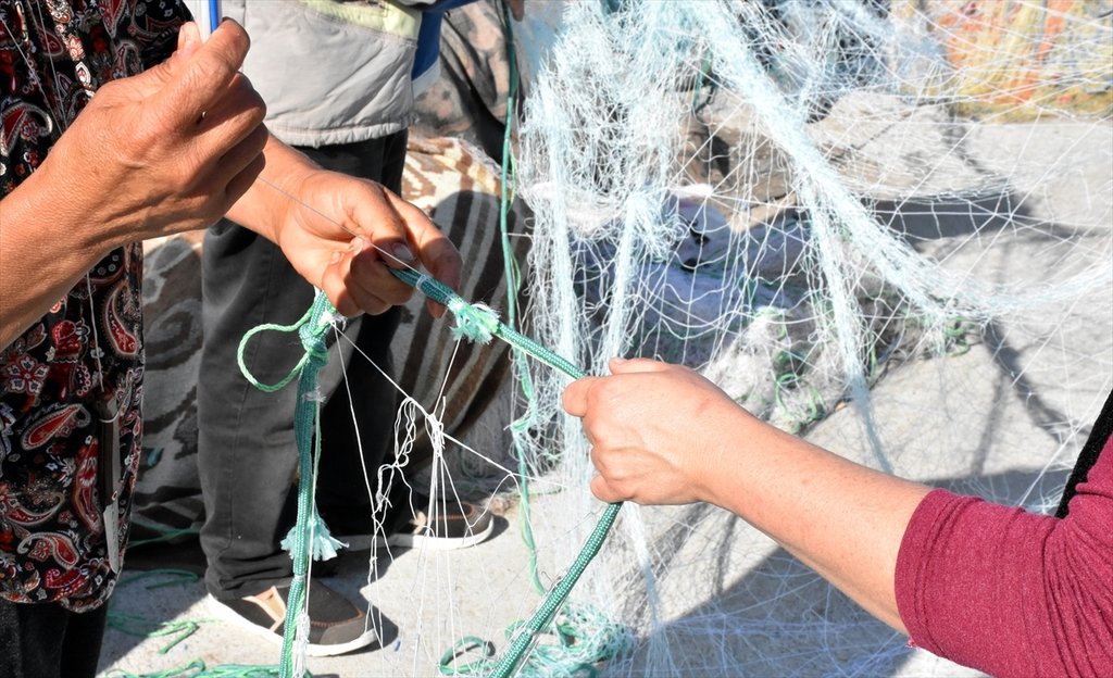 Muğla Bodrum’da kadınlar da balık ağı tamir ediyor