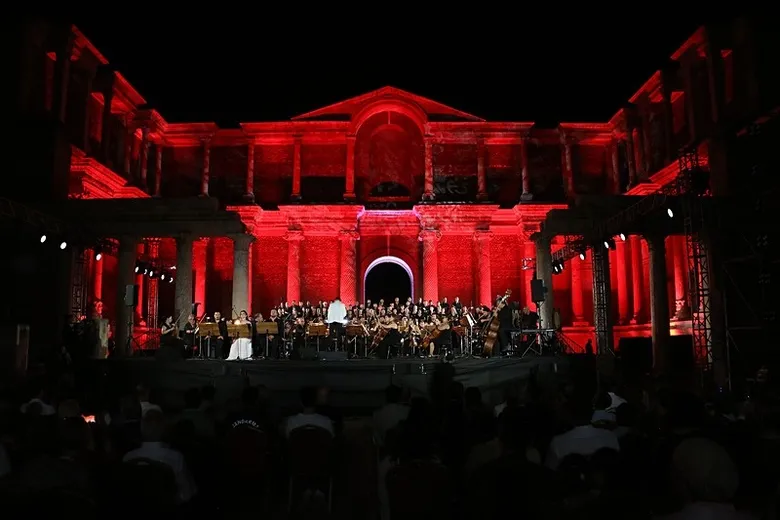 2-bin-700-yillik-tarihte-buyuleyici-gece-sardes-antik-kentinde-carmina-burana-ayakta-alkislandi-1783202375492.jpeg