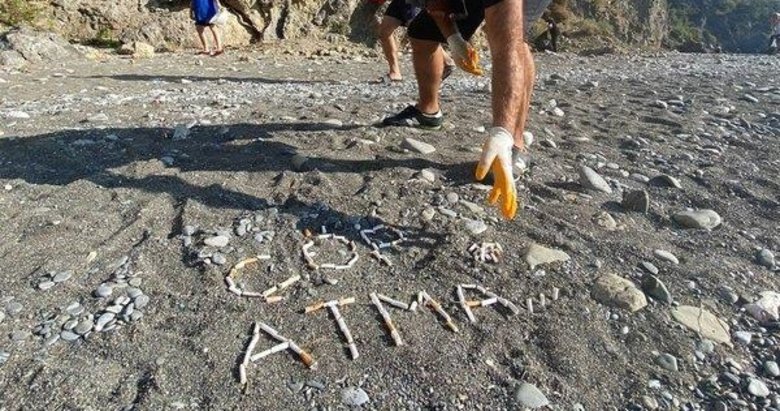Yabancılardan plajlarda temizlik! İzmaritlerle ‘çöp atma’ yazdılar