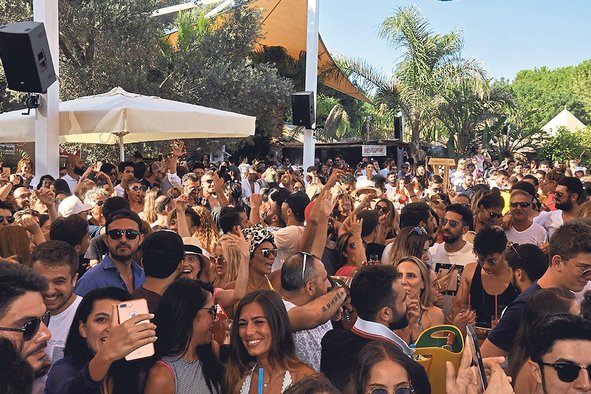 Aras Bulut İynemli annesiyle Çeşme’de