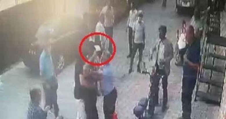 İzmir’de CHP’liler birbirine girdi! Satırla saldırı anları kamerada