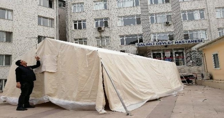 Salihli’de hastane önlerine triaj çadırı kuruldu