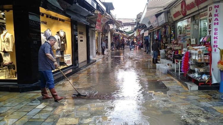 İzmir’de yağış hayatı felç etti, caddeler göle döndü
