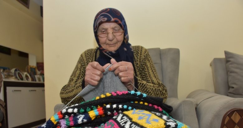 Aydınlı 93 yaşındaki Asiye Teyze, Başkan Erdoğan için çorap ördü