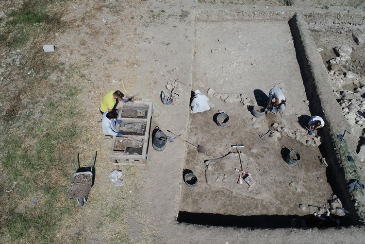 Urla’da fantastik kazı: 2500 yıllık mitolojik yaratıklar ve araba yarışlarıyla süslenmiş lavabo bulundu!