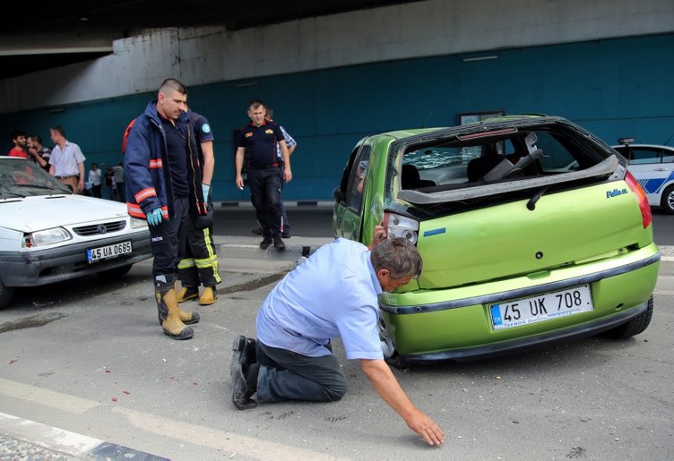 Manisa’da feci kaza! Devrilen otomobildeki iki kadın yaralandı