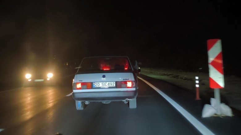 Ön koltuktaki yolcu ayağını camdan çıkardı, cezayı sürücü yedi