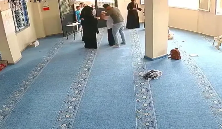 izmirde-heimlich-manevrasi-hayat-kurtardi-camide-yurekler-agza-geldi-1786609691071.jpeg