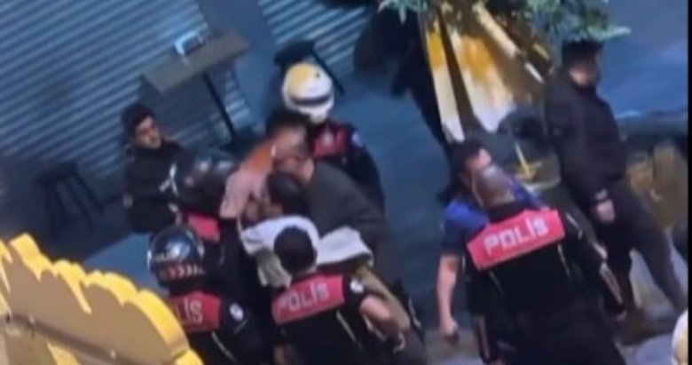 İzmir’deki akılalmaz olay kamerada! Kavgayı ayıran polise kafa attı