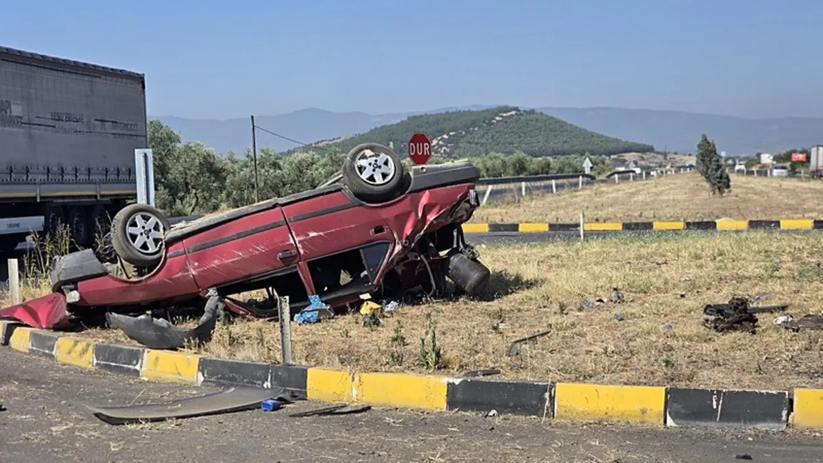 İzmir'de feci kaza! Kontrolden çıkan otomobil tepetaklak oldu