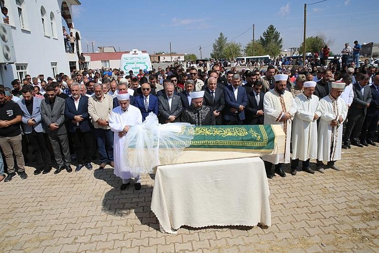 Türkiye’yi ağlatan Narin’e veda! Doğduğu köyde son yolculuğuna uğurlandı