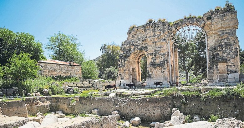 Efes-Mimas yolu eşsiz manzaralara açılıyor