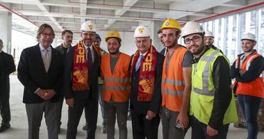 Bakan Kasapoğlu ve İzmir milletvekili Binali Yıldırım İzmir'de yapımı süren statları inceledi