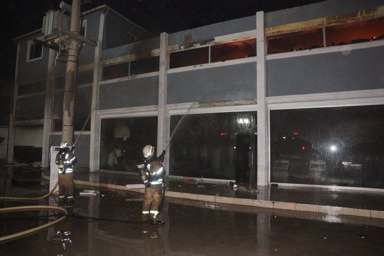 İzmir Bornova’da korkutan fabrika yangını