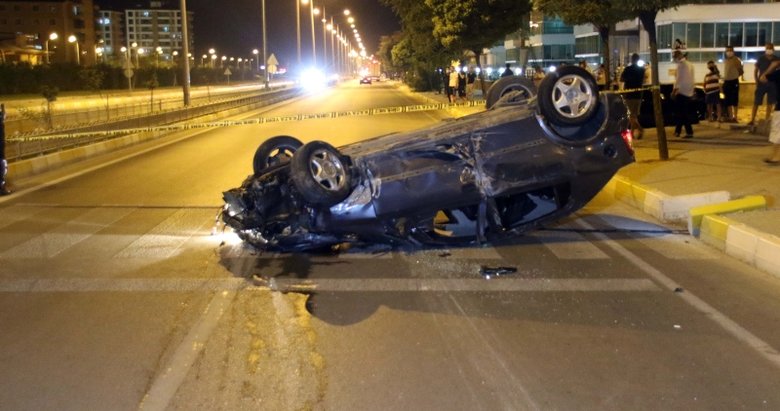 Uşak’ta orta refüje çarpan araç ters devrildi: 1 yaralı