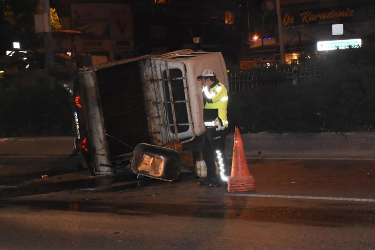 İzmir Karşıyaka’da kontrolden çıkan kamyonet yan devrildi