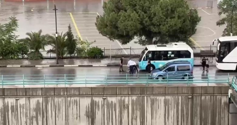 Manisa’daki kaza balkonda yağmuru görüntüleyen vatandaş tarafından kaydedildi