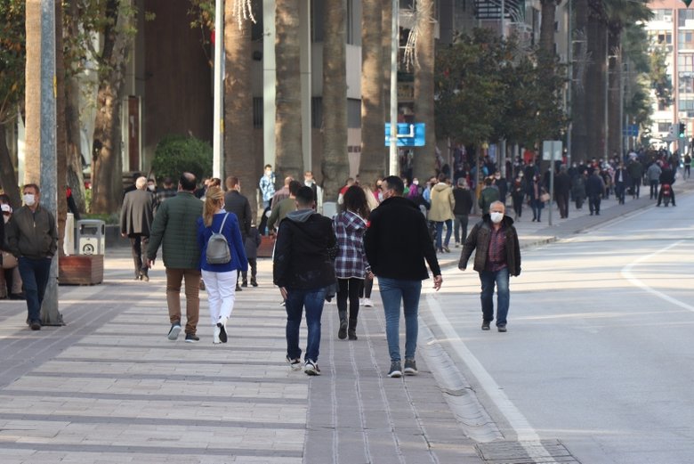 Pazar günü sokağa çıkma yasağı kalkıyor mu? Gözler Kabine toplantısında