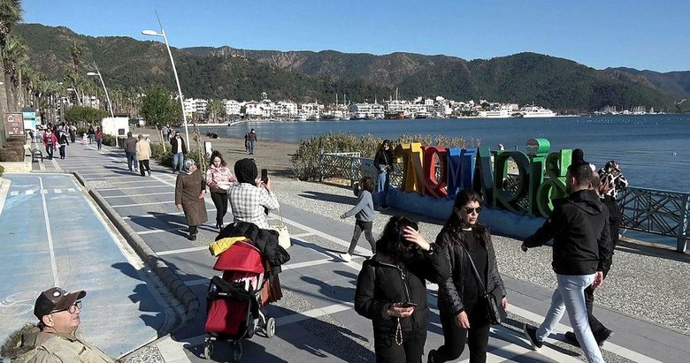 Marmaris’te sıcaklık 21 dereceyi gördü; sahiller doldu