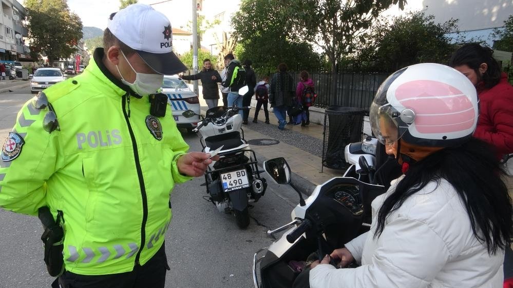 Marmaris’te kask takmayan motosiklet sürücülerine ceza kesildi