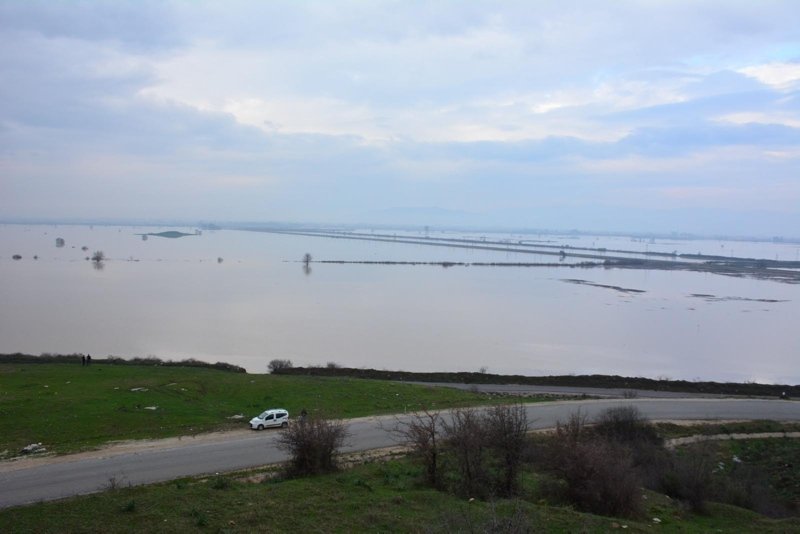 İzmir’de tarım alanları sular altında!