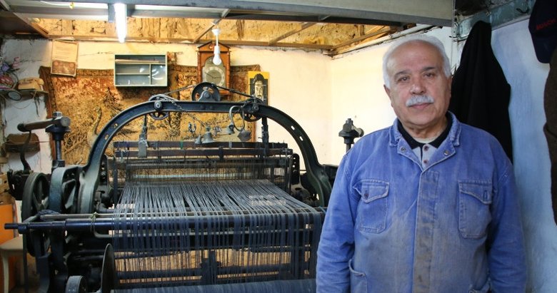 Asırlık tezgahtaki sanat: Veli usta Kütahya’daki atölyesinde 45 yıldır kilim dokuyor