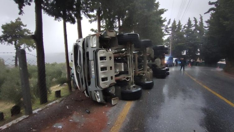 Aydın’da kayganlaşan yolda beton mikseri devrildi